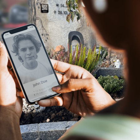 Lifemeo: Bringen Sie die QR-Codeplakette am Grabstein an und teilen Sie ihre Erinnerungen